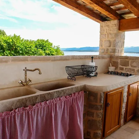 Holiday home Robinson Afrodita Nerezisca